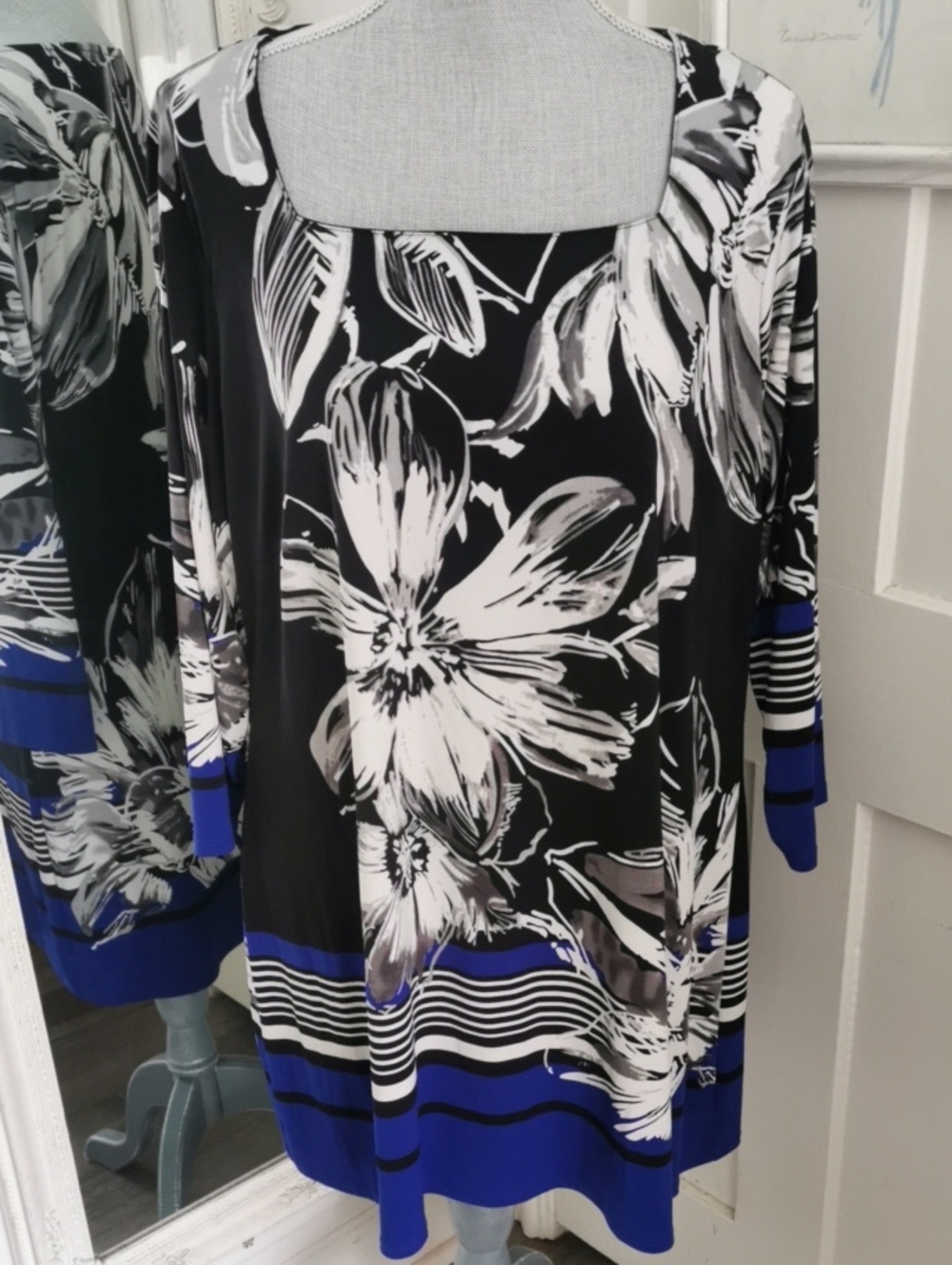 Cleo Black and White Floral Scoop-Neck Tunic Top with Blue Trim. XXL
